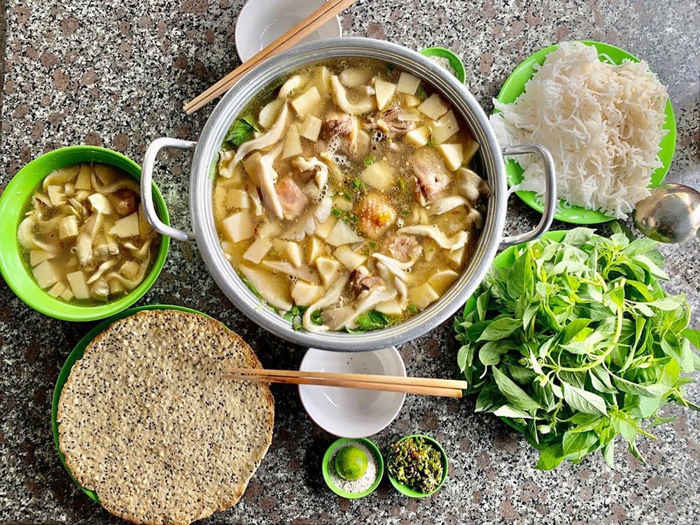 Không gian quây quần bên nồi lẩu nóng hổi càng làm tăng thêm sự ấm áp, đúng chuẩn một bữa ăn đậm chất Đà Lạt